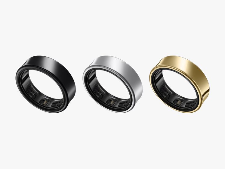 3 metallic rings in black, silver and gold from to right